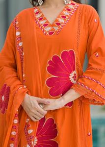 Ensemble de costume de luxe en coton orange avec appliques, pantalon à motifs floraux et bordure en dentelle, et dupatta assorti - Product Image 3