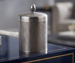 Boîte de rangement cylindrique en métal argenté gravée de feuilles botaniques personnalisées, pour fruits secs et en-cas - Product Image 1