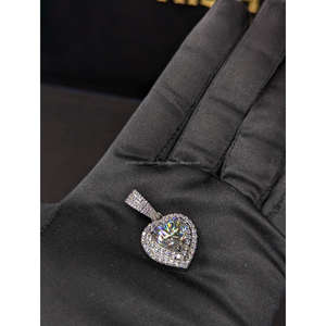 จี้รูปหัวใจหรูหราประดับเพชร VVS แล็บโกรว์ บนตัวเรือนเงินแท้ 925 สไตล์ฮิปฮอป โดย Trisha Jewels - Product Image 1