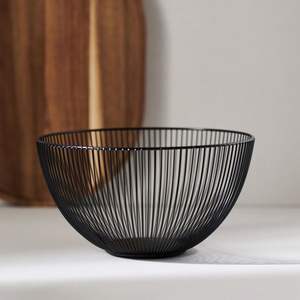 Panier à fruits en métal design et tendance pour comptoir de cuisine, table à manger, rangement et décoration intérieure. - Product Image 3