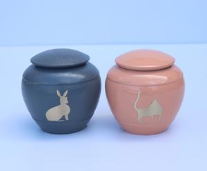 Urnes funéraires en laiton de qualité supérieure pour cendres d'animaux, gravées, motif chat rose et lapin gris, urnes de crémation pour cendres d'animaux, urne artisanale en laiton pour animaux de compagnie - Product Image 2