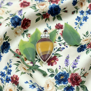 Pendentif artisanal en jaspe Mookaite et grenat, en argent 925 plaqué or jaune et or rose, style vintage, double pierre, bijou tribal pour elle - Product Image 5
