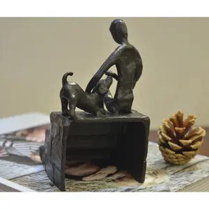 Sculpture d'art abstraite en aluminium de qualité supérieure, figurine 3D complète, homme avec chien sur les marches, décoration d'intérieur, artisanat de moulage plaqué or - Product Image 5