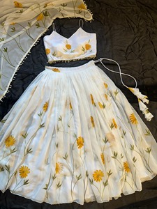 ชุดเลเฮนกาโชลีผ้าจอร์เจตต์เนื้อนุ่มมีประกายวิบวับ ทรงเข้ารูป ยาวคลุมพื้น พิมพ์ลายดิจิทัลลายดอกไม้ สำหรับงานปาร์ตี้และงานแต่งงานสำหรับผู้หญิง - Product Image 5