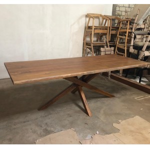 Grande table à manger en teck massif, 12 à 14 places, style moderne, bord brut, pieds croisés, table de banquet, personnalisable, mobilier pour la maison - Product Image 4