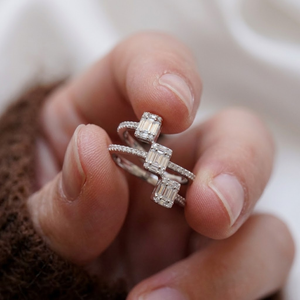 Precio al por mayor de Hong Kong: Anillo de oro blanco macizo de 18k de alta calidad, hecho a medida, con diamantes auténticos de talla brillante y pavé fino para fiesta. - Product Image 2