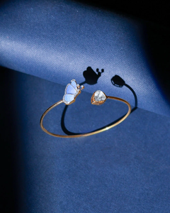 Brazalete Danta Gems Golden Flutter, Elegante Brazalete de Diseño Inspirado en Mariposas, Accesorio de Joyería de Moda Ajustable y Estiloso - Product Image 3