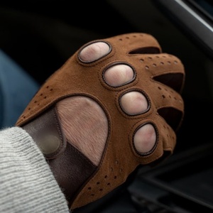 Gants de conduite en cuir perforé marron de qualité supérieure, toucher suède, respirants, adhérence de luxe, pour la vente en gros et en vrac - Product Image 4