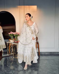 Vestido Anarkali de seda chinon blanca con bordado de lentejuelas pesadas y conjunto de dupatta, que incluye vestido, pantalón y dupatta. - Product Image 1