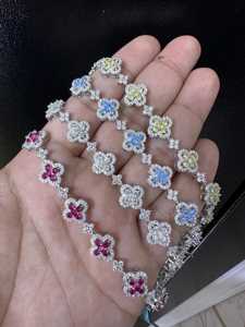 สร้อยข้อมือโมอิสซาไนต์รูปใบโคลเวอร์ เงินแท้ 925 ชุบทอง ดีไซน์ดอกไม้ประดับเพชรรูปใบโคลเวอร์สี่แฉกสำหรับผู้หญิง - Product Image 2