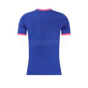 Maillot de football sublimé OEM en polyester bleu roi et rose, dégradé hexagonal, séchage rapide, nouveau style, uniforme de football pour hommes pour équipes sportives - Product Image 2