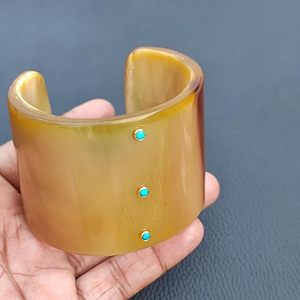 กำไลข้อมือทำจากเขาควายที่ได้รับมาอย่างมีจริยธรรม ประดับด้วยพลอยเทอร์ควอยซ์ธรรมชาติ งานแฮนด์เมด เครื่องประดับอินเดียแบบดั้งเดิมสำหรับผู้หญิง - Product Image 3