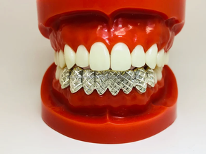 Grilles de bouche à dents de diamant Grillz VVS Moissanite en argent sterling 925 glacé Hip Hop sur mesure de l'exportateur indien - Product Image 3