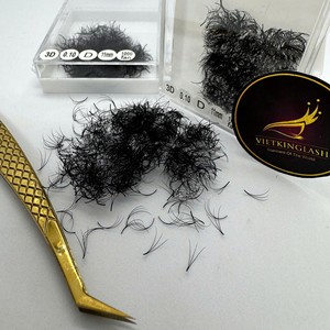ขนตาปลอมสำเร็จรูปพรีเมียม Vietkinglash แบบกำหนดโลโก้ได้ 3 มิติ 0.10 D Curl 12 มม. สีดำด้าน ธรรมชาติ ยาว ทำจากเส้นใยสังเคราะห์ - Product Image 1