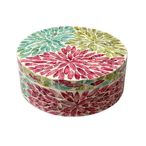 Boîte ronde artisanale de luxe avec incrustation de nacre colorée et motif mosaïque floral pour cadeaux de luxe pour le Ramadan et l'Aïd - Product Image 1