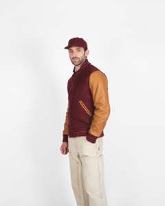 Chaqueta Bomber Varsity Personalizada para Hombre, de Lana y Cuero, Cuerpo de Lana Premium, Mangas de Cuero Genuino, Puños Acanalados y Botones a Presión - Product Image 4