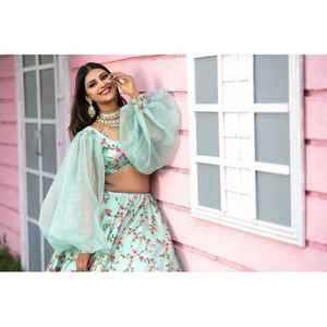 Vêtements de soirée pour femmes de créateur Lehenga Choli avec un beau travail de broderie - Product Image 6