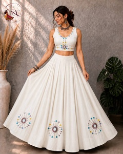 Ensemble Lehenga Choli brodé blanc avec travail de perles colorées, style indien traditionnel pour femmes - Product Image 2