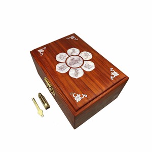 Boîte à perles de prière en bois de teck avec incrustation de nacre or/marron, écologique |   Vente en gros d'Aqudus artisanal d'origine indienne Saleem - Product Image 1