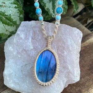 Collar de Macramé Hecho a Mano con Cordón Beige y Colgante de Perla de Agua Dulce, Joyería Budista de Cristal Curativo Ajustable y Moderna, Venta al Por Mayor - Product Image 1