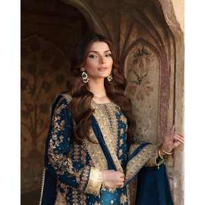 Conjunto de Traje de Satén de Diseño con Bordado de Lentejuelas y Adornos de Remaches - Product Image 3