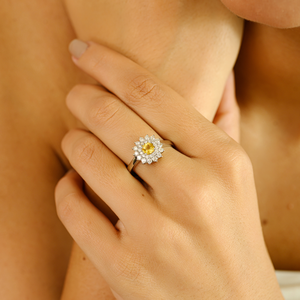 Bague de fiançailles artisanale en or blanc 14 carats véritable avec saphir jaune rond taillé de 4 mm et double grappe de diamants, vente en gros - Product Image 2