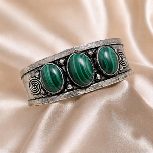 Bracelet manchette bohème en malachite à trois pierres ovales serties, fait main, en laiton plaqué argent/or, réglable, style vintage, pour femme - Product Image 4