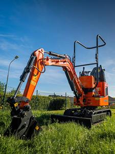 Excavadora Robusta Usada de 3000 kg con Chasis Reforzado y Motor Diésel de Alto Rendimiento para Excavación - Product Image 5