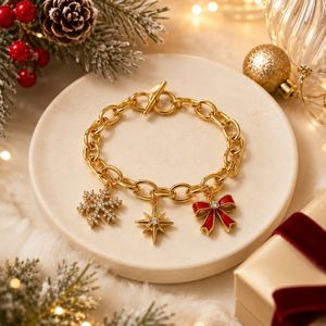 Bracelet de Noël pour femmes avec breloques flocon de neige et étoile, laiton plaqué or 18 carats, vente en gros personnalisée - Product Image 3