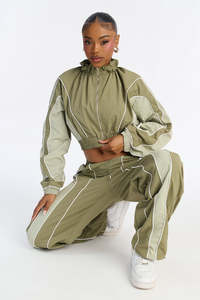 กางเกงขายาวทรงหลวมสีเขียวมะกอกสำหรับผู้หญิง OEM ผ้าบางเบา สไตล์สตรีท  ผู้จำหน่ายขายส่ง กางเกงผู้ชาย - Product Image 5