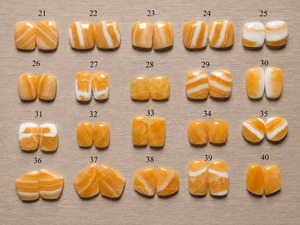 หินแคลไซต์สีเหลืองธรรมชาติขายส่ง หินหลวมขัดเงา คริสตัลคาโบชอง สำหรับทำเครื่องประดับ แหวน จี้ หินบำบัด - Product Image 5