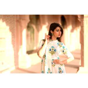 เดรสทรงเอพิมพ์ลายดอกไม้สีขาวและสีน้ำเงินพร้อมเอวทรงธรรมชาติ เดรสพิมพ์ลายดอกไม้สุดทันสมัย - Product Image 1