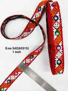 Nuestro encaje Navratri Gamthi presenta bordados vibrantes multicolor con un diseño tradicional gujarati. - Product Image 2