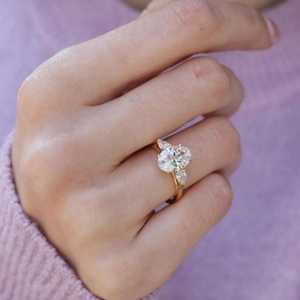 Bague de fiançailles luxueuse à trois pierres avec diamant de laboratoire ovale de 2 carats, coupe poire latérale, en or jaune 14K plaqué rhodium, IGI OM GEMS - Product Image 5