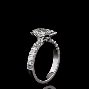 Bague de luxe pour femme en or blanc 14 carats avec diamant de laboratoire taille émeraude de 2 carats certifié IGI UNICORN JEWELS, sertie demi-cerclée - Product Image 2