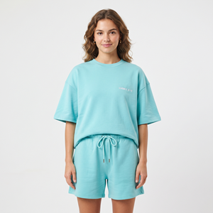 Ensemble de vêtements de sport pour femmes avec logo personnalisé en coton et polyester, t-shirt uni et short au-dessus du genou, col rond, tissu personnalisé pour l'été - Product Image 1