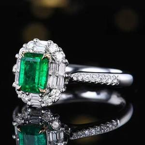 Bague de fiançailles de luxe en or 18 carats avec émeraude naturelle de 0,87 carat et diamants pavés sur les côtés, cadeau pour femme - Product Image 3