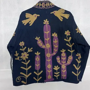 Chaqueta de lana negra vintage hecha a mano, estilo bohemio único, inspirada en la naturaleza del desierto, con bordados, tipo poncho corto. - Product Image 2
