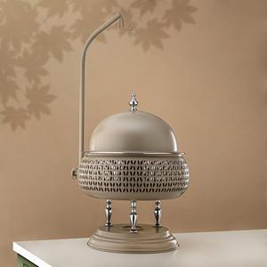 Plat de service moderne beige rond en acier inoxydable avec couvercle suspendu et motif découpé au laser pour buffet de mariage et traiteur - Product Image 3