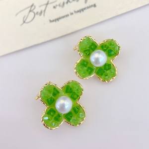 Pendientes de Perlas con Diseño de Flor Fresca, Clip para Oreja, Estilo Francés, Trébol Verde, Bosque Fresco, Placa de Incienso Antimosquitos para Mujer, Sin Perforación - Product Image 1