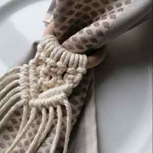 Anneau de serviette en macramé, décoration de table, mariage, déco bohème, porte-couverts noué - Product Image 1