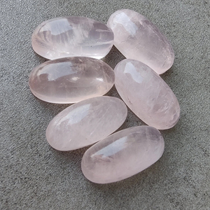 Cabujón de Cuarzo Rosa Natural, Gema Ovalada Grande AAA+, Parte Posterior Plana Calibrada para Joyería, Disponible en Todos los Tamaños - Product Image 5