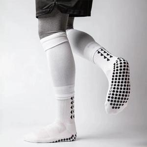 Chaussettes de sport montantes blanches pour hommes, antidérapantes à pois, en polyester et élasthanne tricoté, absorbant la transpiration, idéales pour l'été - Product Image 1