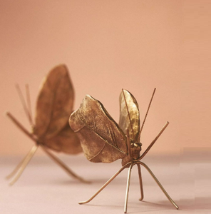 Sculpture en métal doré artisanale en forme d'insecte pour décoration intérieure, articles de table style ferme, décoration campagnarde - Product Image 1