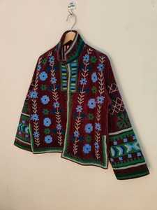 Veste en velours Suzani faite à la main avec broderie florale artisanale, art populaire bohème, vêtement ethnique d'hiver pour femmes, vêtement vintage fait à la main - Product Image 4