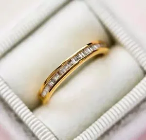 Anillo de Compromiso con Diamante Simulado Corte Baguette de 2 Quilates, Chapado en Oro Amarillo de 14k - Product Image 4