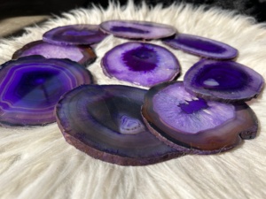 Venta al por mayor de RAIS AGATE, rodajas de ágata natural decorativa tallada con efecto de sombra, posavasos redondos morados para decoración del hogar - Product Image 1