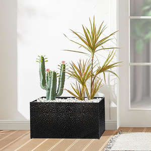 Jardinière rectangulaire en métal noir martelé à la main avec trous pré-percés, jardinière de jardin extérieure robuste - Product Image 2