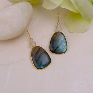 Pendientes de Aro con Doble Gema de Labradorita y Piedra Lunar - Joyería Delicada de Aro con Múltiples Piedras, Chapado en Oro Rosa sobre Latón para Mujer - Product Image 4