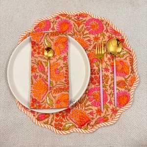 Ensemble de sets de table et de serviettes matelassés à motifs floraux orange faits à la main, tissu imprimé au bloc, facile d'entretien, lavable en machine - Product Image 1